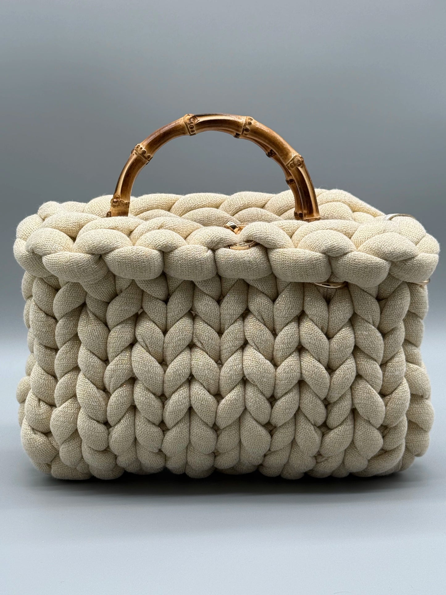 Hera Bag in Cremeweiß mit Goldfaden – frontale Produktaufnahme, luxuriöse Handtasche aus Acrylic-Lurex-Garn in edlem Design