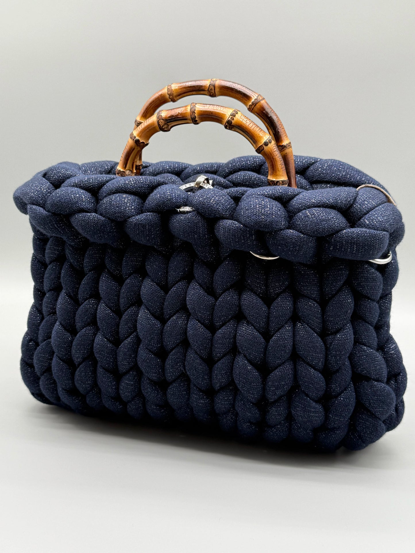 Hera Bag aus edlem Acrylic-Lurex-Garn, Aufnahme von vorn leicht seitlich – luxuriöse Handtasche mit Struktur und Glanz