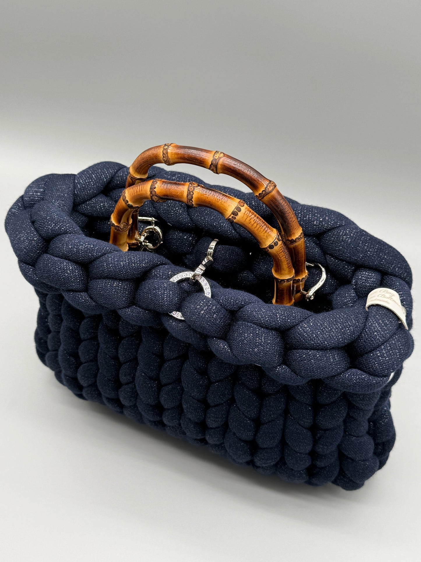 Hera Bag aus Acrylic-Lurex-Garn in Stahlblau mit Silberfaden, Vogelperspektive auf hellem Hintergrund – luxuriöse handgefertigte Tasche kaufen