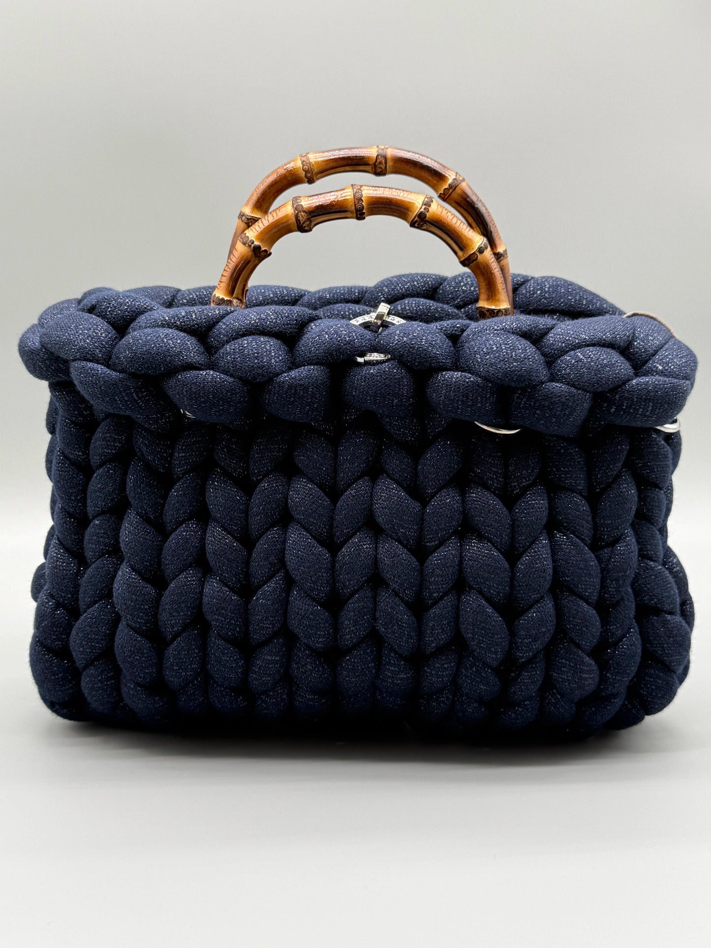 Hera Bag in direkter Frontalansicht – luxuriöse Handtasche aus Acrylic-Lurex-Garn mit edlem Design und präziser Handarbeit