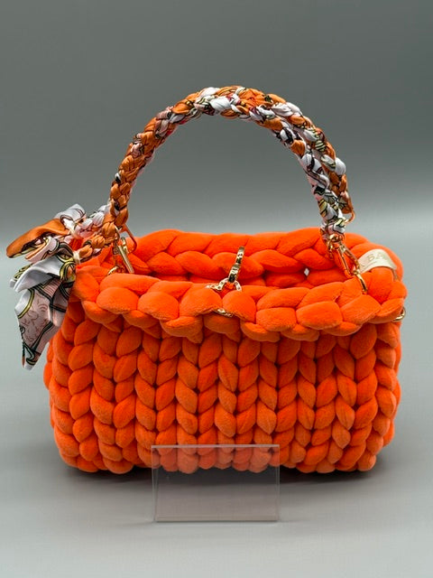 Hera Bag Special Edition Premium Samt in Pastellorange mit geflochtenem Tuchgriff