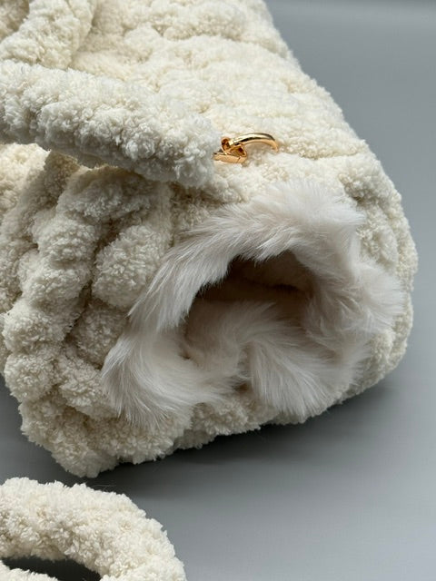 Hera Bag Handmuff aus Chenille und Kunstfell in Creme