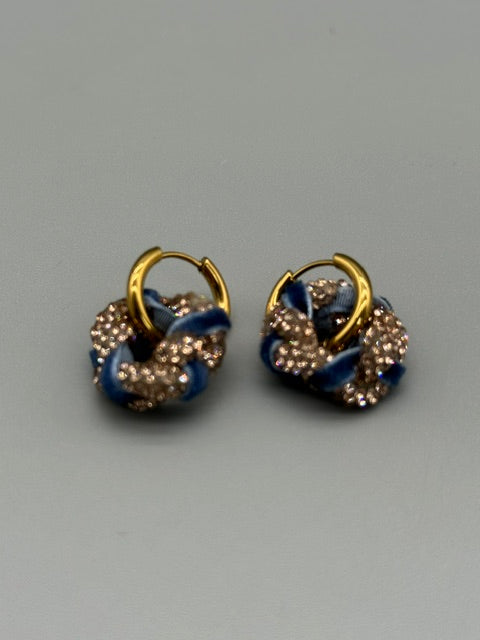 Handgefertigte Hera Ohrringe aus Strassband mit blauem Samtband by Christine Bultmann