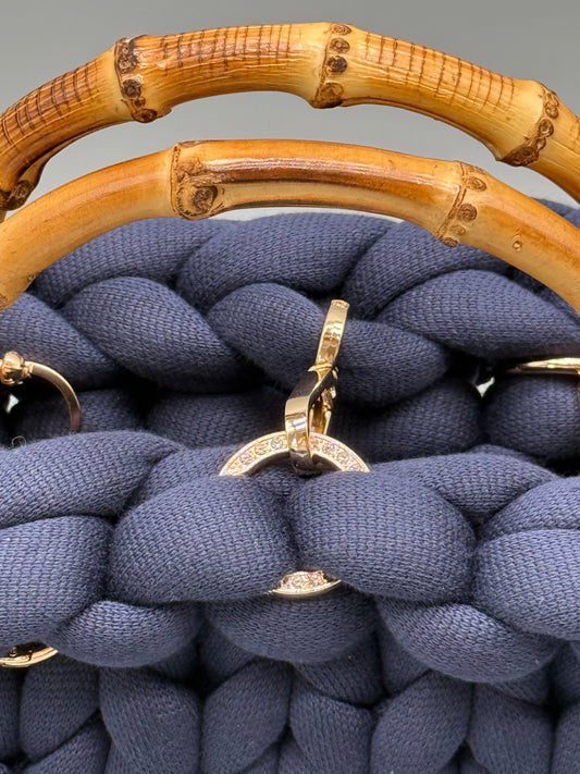 Detailaufnahme vom Bambusgriff und der Schnalle der handgefertigten Designerhandtasche von Hera Bag