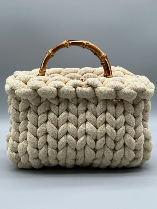 Hera Bag in Cremeweiß mit Goldfaden – frontale Produktaufnahme, luxuriöse Handtasche aus Acrylic-Lurex-Garn in edlem Design