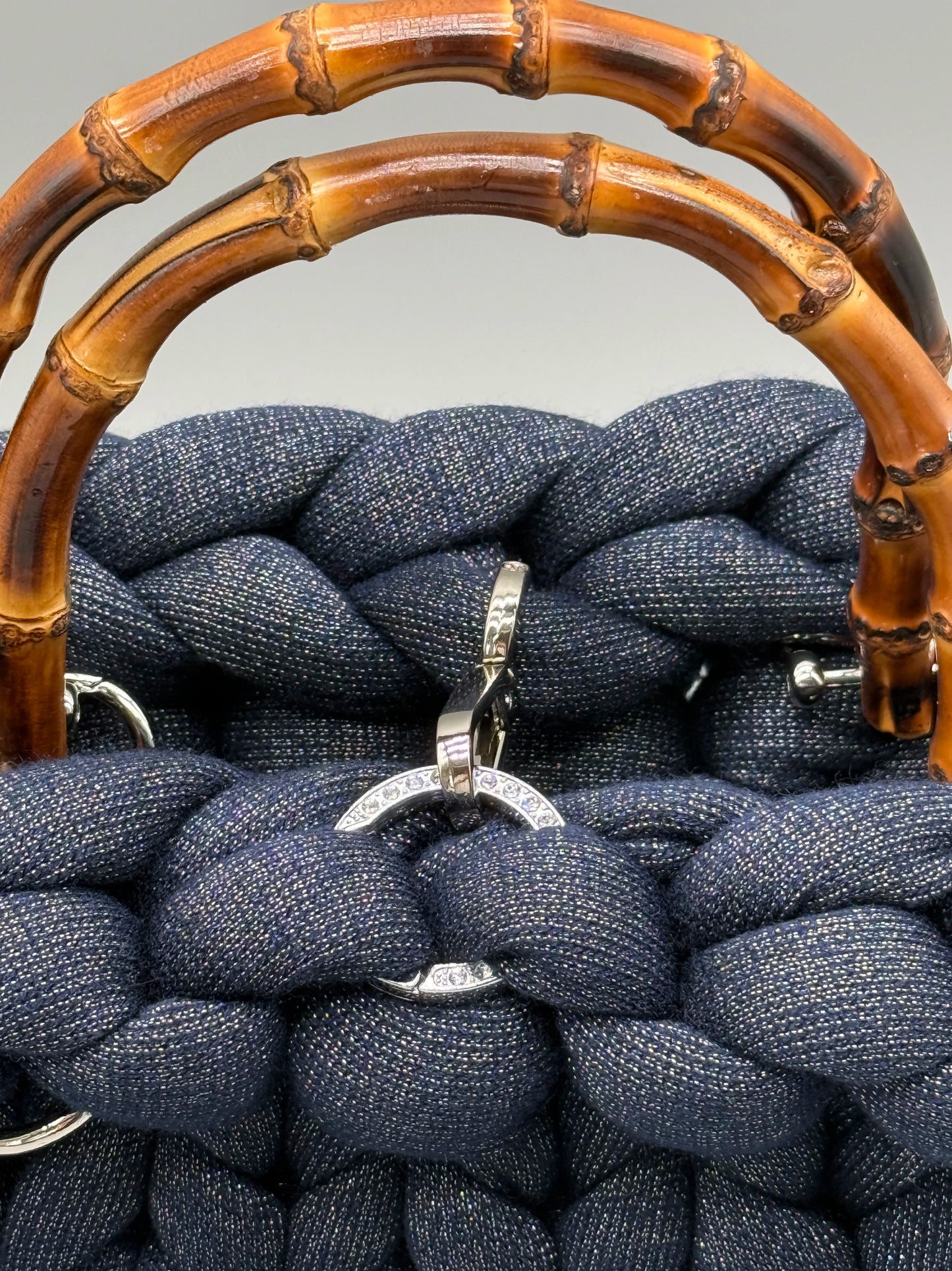 Detailaufnahme der Hera Bag: Schnalle, Bambusgriff und strukturierter Stoff im Fokus – exklusive Verarbeitung und edles Material