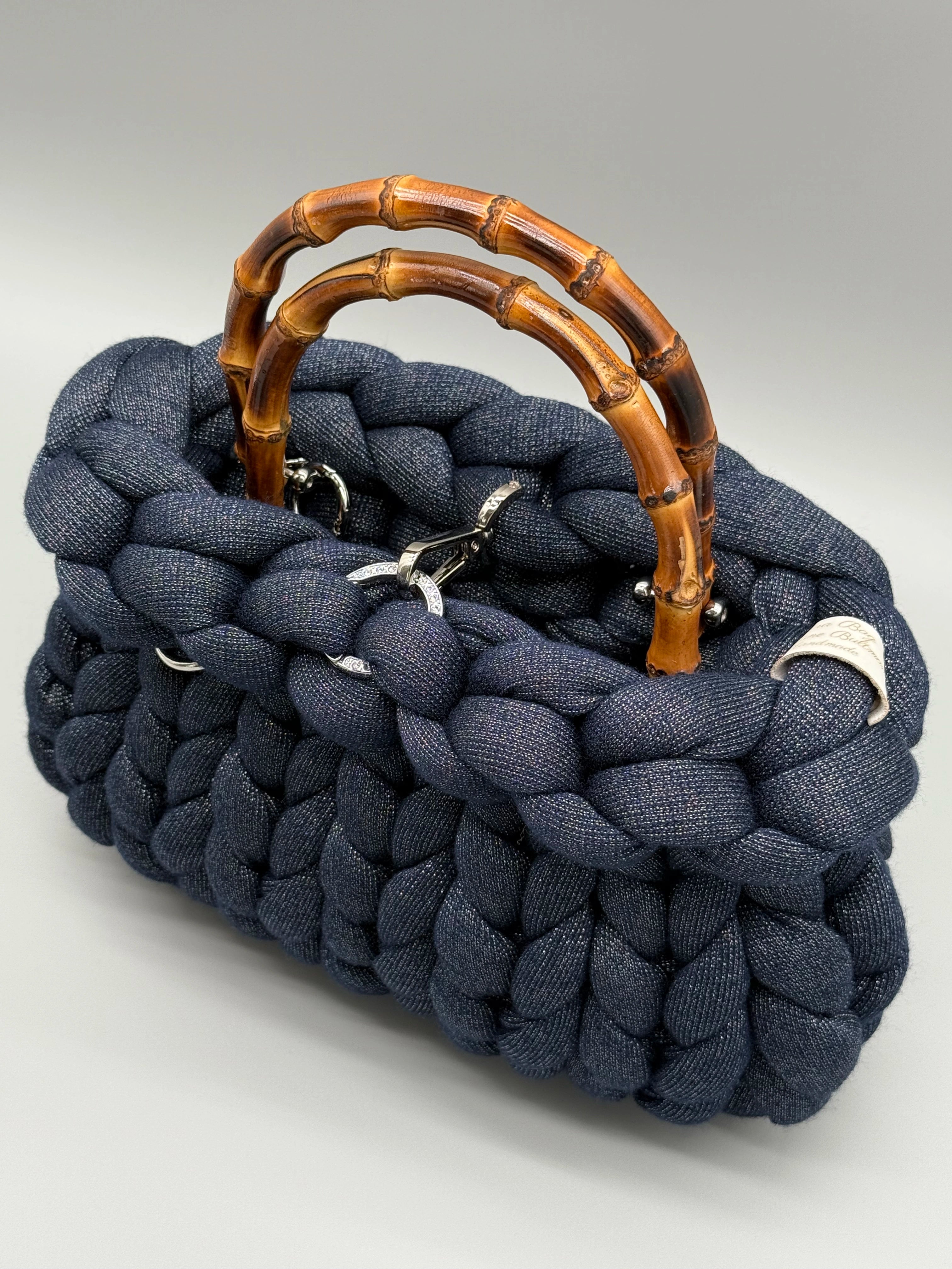 Hera Bag aus Acrylic-Lurex-Garn in seitlicher Vogelperspektive von oben – luxuriöse Handtasche mit Sicht auf Griff und Taschenkörper