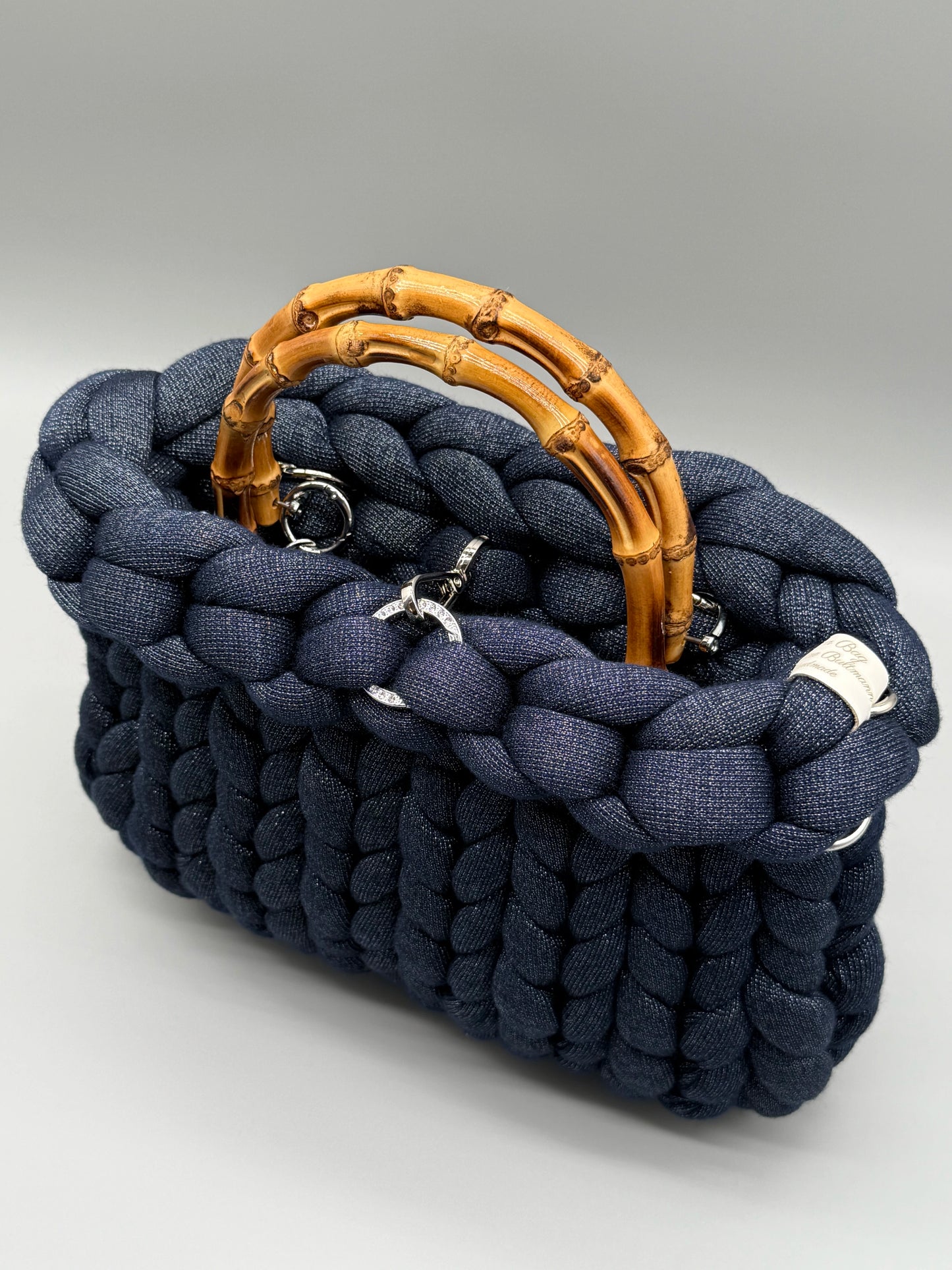 Hera Bag aus Acrylic-Lurex-Garn in Kobaltblau mit Silberfaden – seitliche Vogelperspektive auf hellem Hintergrund, luxuriöse Handtasche