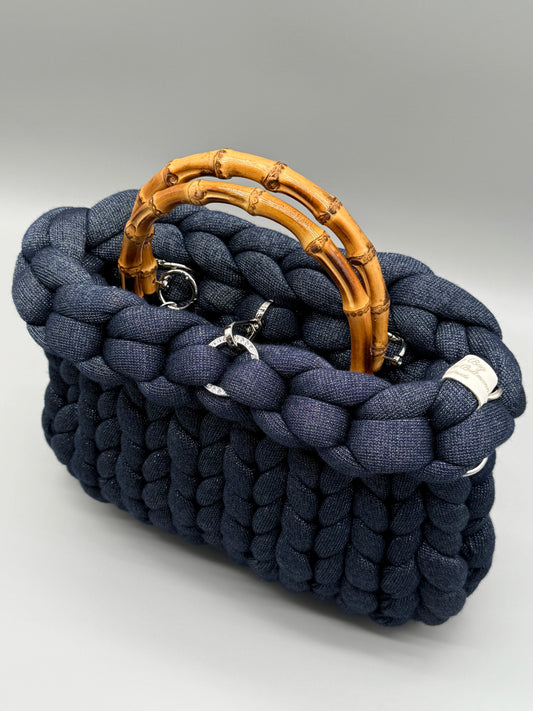 Hera Bag aus Acrylic-Lurex-Garn in Kobaltblau mit Silberfaden – seitliche Vogelperspektive auf hellem Hintergrund, luxuriöse Handtasche