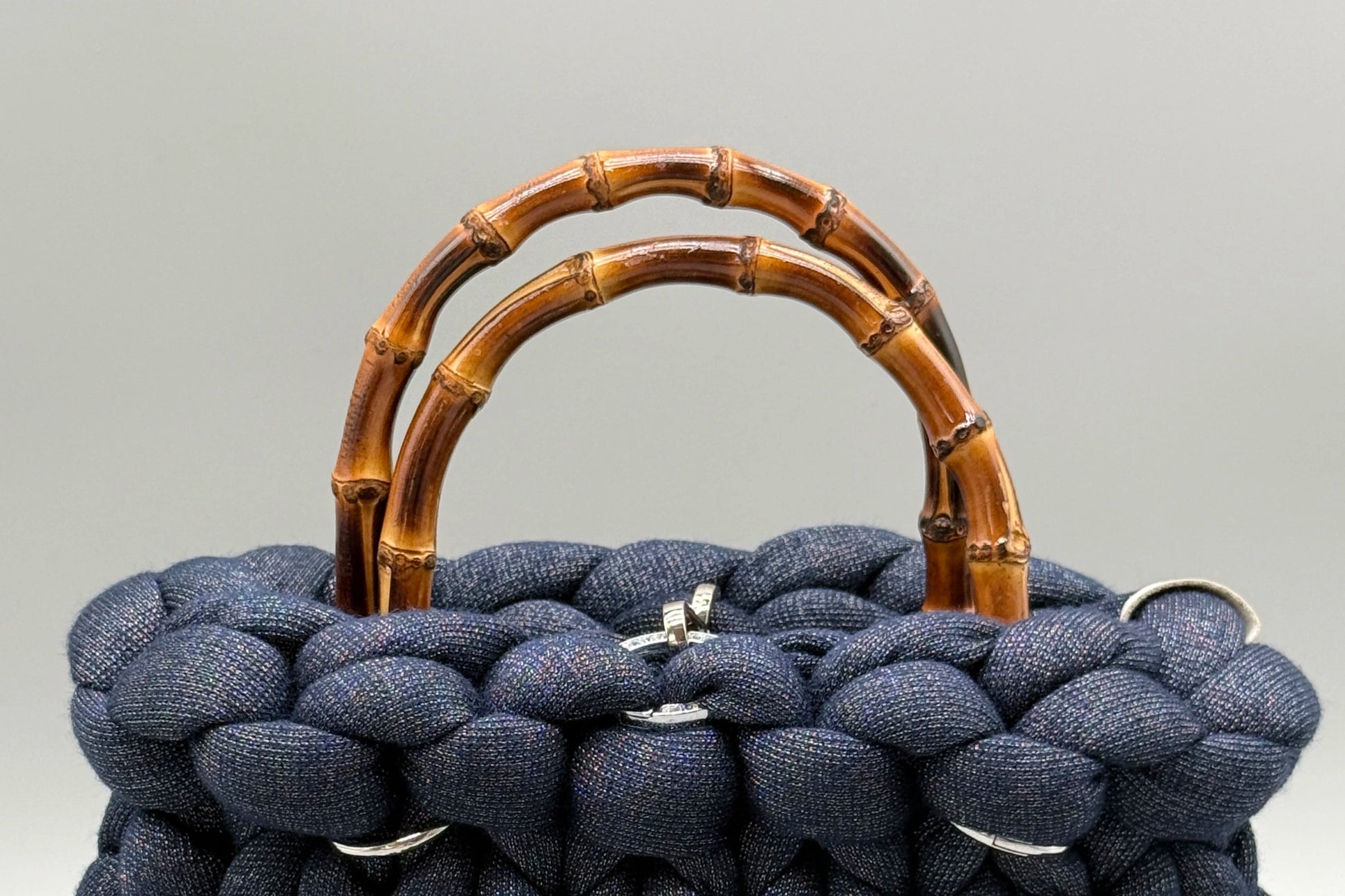 Hera Bag in Frontalansicht – luxuriöse Designerhandtasche aus Acrylic-Lurex-Garn, handgefertigt mit edlem Finish