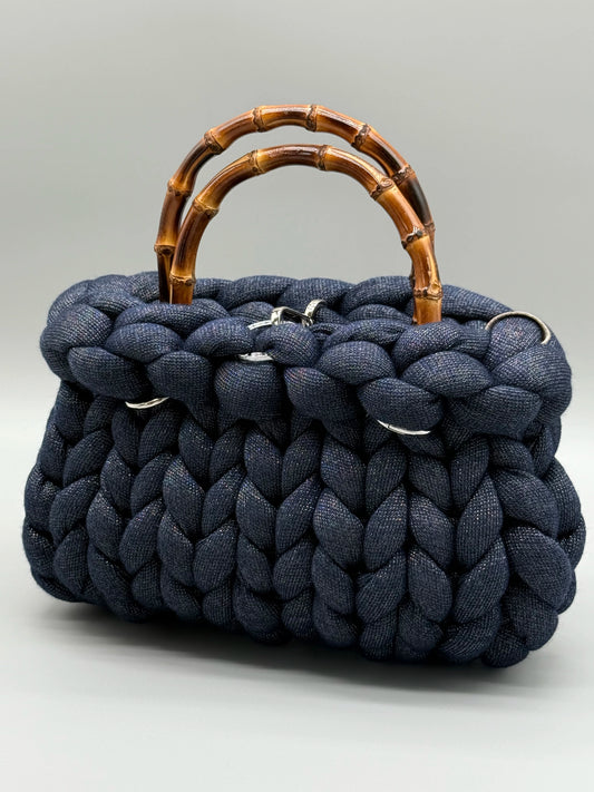 Hera Bag aus Acrylic-Lurex-Garn in Kobaltblau – Designerhandtasche kaufen, Produktbild frontal leicht seitlich aufgenommen