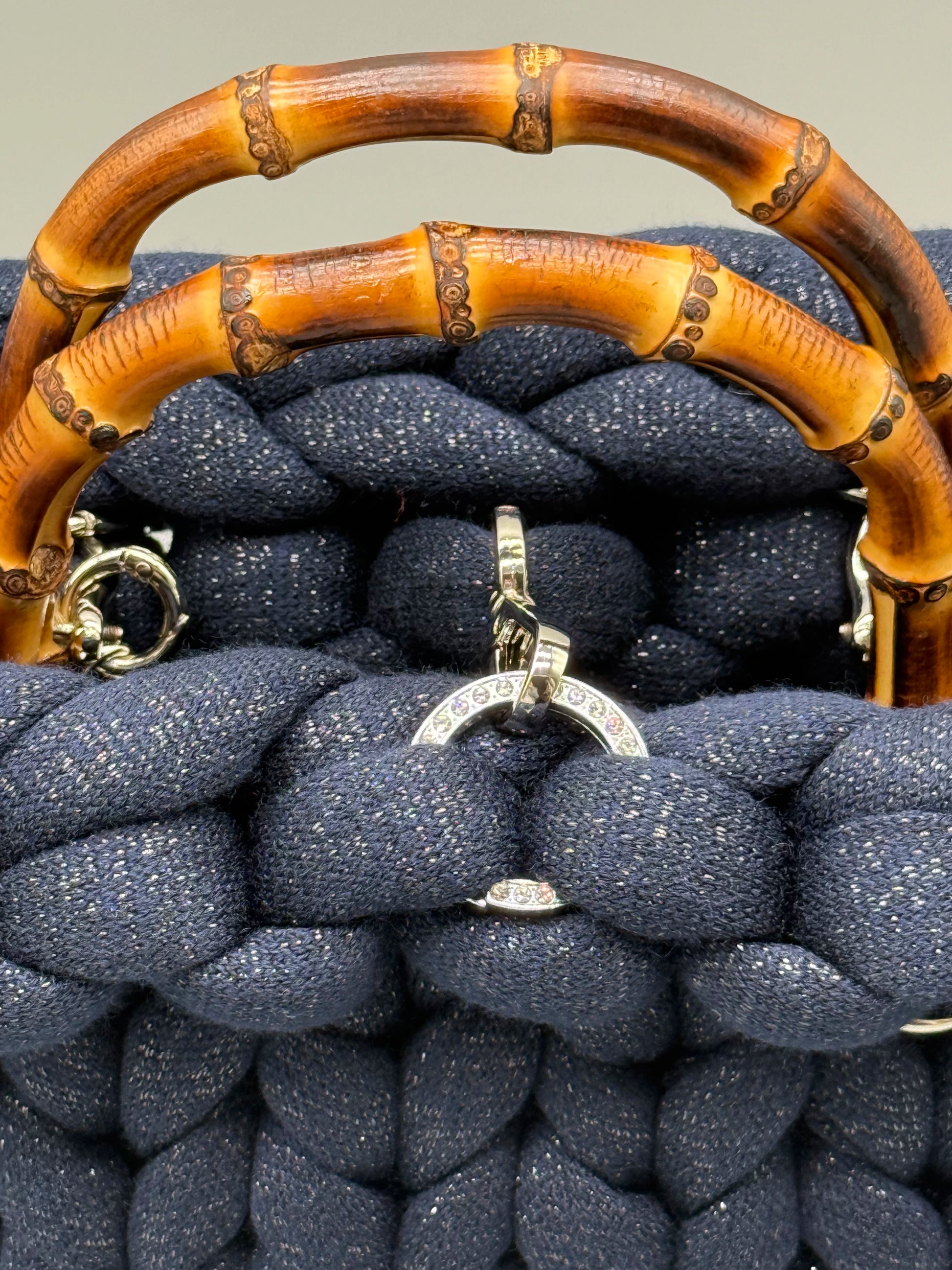 Detailaufnahme der Hera Bag: Bambusgriff, Schnalle und strukturierter Stoff klar erkennbar – luxuriöse Handtasche aus hochwertigem Garn