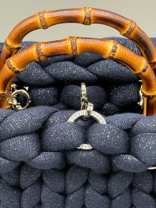 Detailaufnahme der Hera Bag: Bambusgriff, Schnalle und strukturierter Stoff klar erkennbar – luxuriöse Handtasche aus hochwertigem Garn