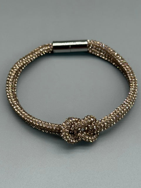 Handgefertigte Hera Armbänder mit Kreuzknoten aus Strassband by Christine Bultmann