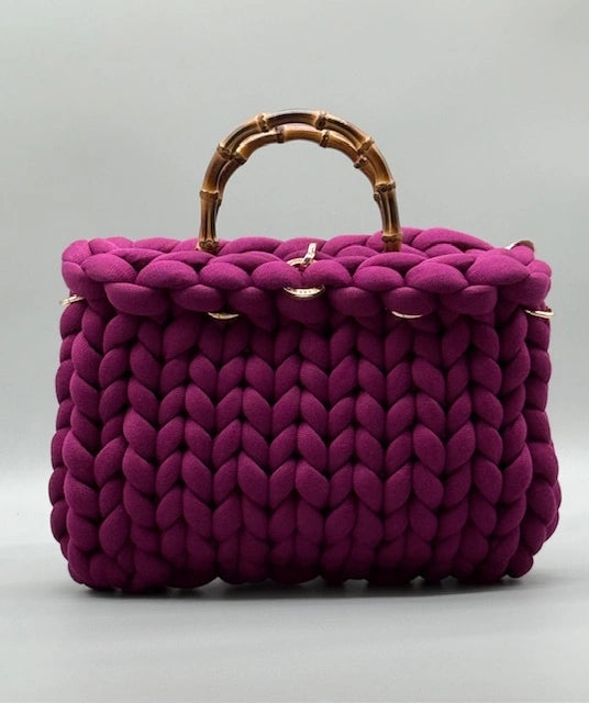 Handgefertigte Designer Hera Tasche von vorne und stehend fotografiert als Produktbild vor einem hellen Hintergrund 