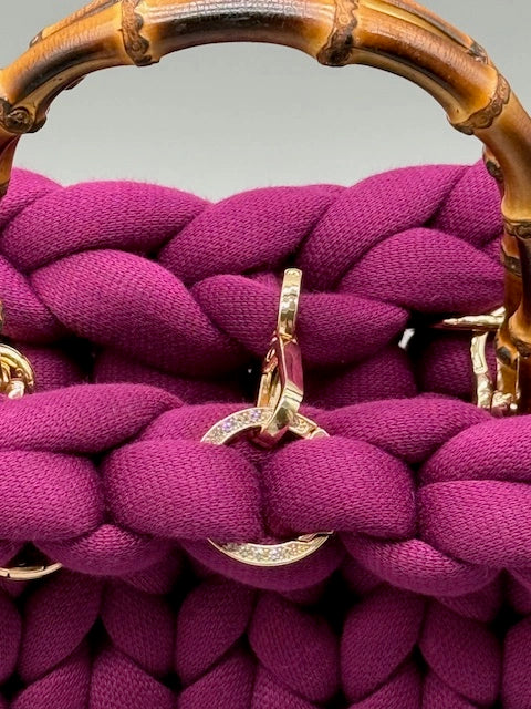 Detailaufnahme der Handmade Handtasche die als Produktbild auf der Produktseite präsentiert wird 