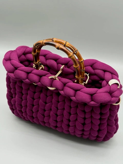 Produktbild auf der Produktseite einer handgefertigten Hera Bag in der Farbe Bordeauxviolett von oben fotografiert