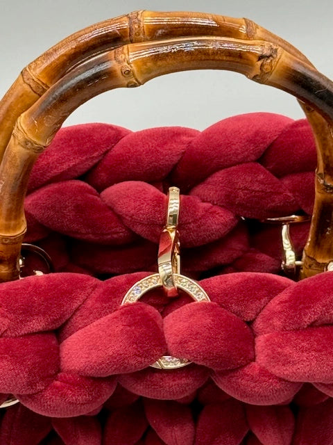 Detailaufnahme der Hera Bag aus Samt in Bordeauxrot, edle Stoffstruktur, feine Verarbeitung und luxuriöse Details im Fokus