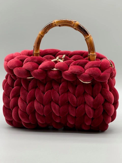 Hera Bag Samt Bordeauxrot – frontale Produktaufnahme, luxuriöse Designerhandtasche mit edler Farbwirkung