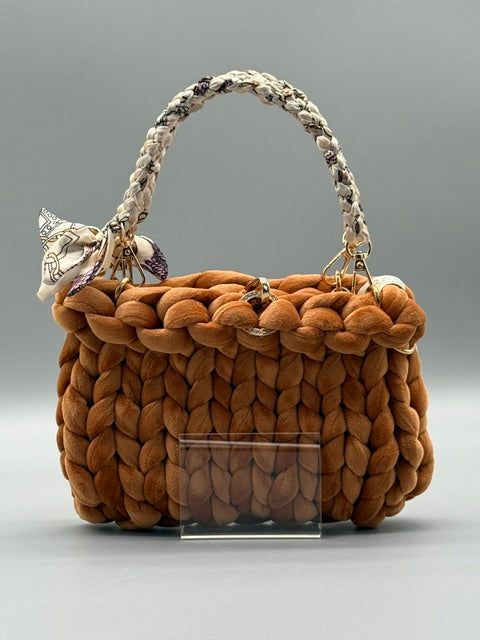 Hera Bag Special Edition Samt in Zimt mit geflochtenem Tuchgriff