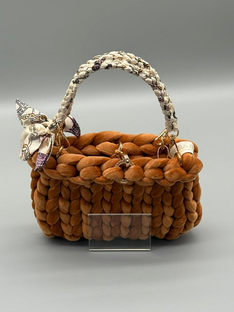 Hera Bag Special Edition Samt in Zimt mit geflochtenem Tuchgriff