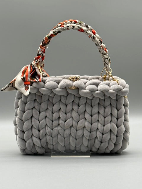 Hera Bag Special Edition Samt in Hellrau mit geflochtenem Tuchgriff