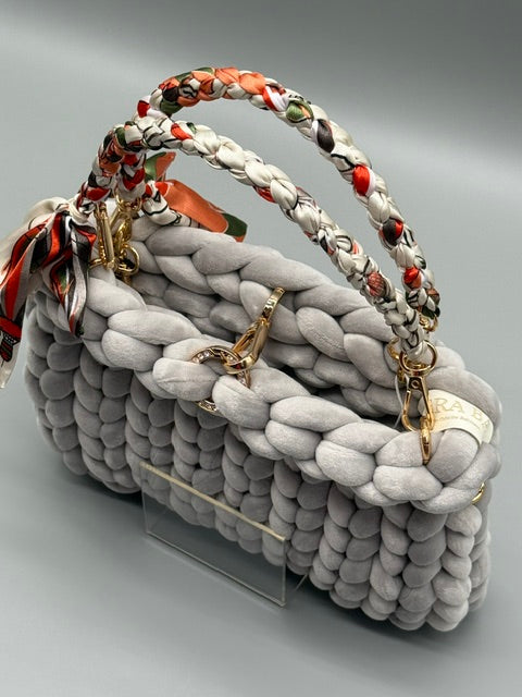 Hera Bag Special Edition Samt in Hellrau mit geflochtenem Tuchgriff