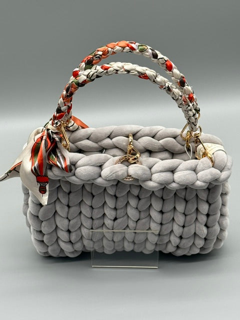 Hera Bag Special Edition Samt in Hellrau mit geflochtenem Tuchgriff