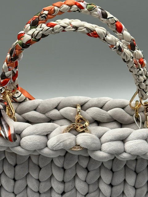 Hera Bag Special Edition Samt in Hellrau mit geflochtenem Tuchgriff