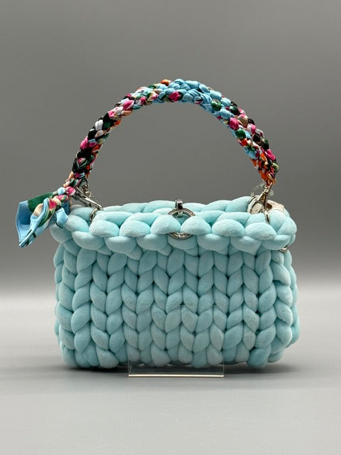 Hera Bag Special Edition Samt in Türkis mit geflochtenem Tuchgriff