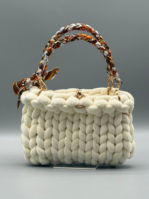Hera Bag Special Edition Samt in Creme mit geflochtenem Tuchgriff