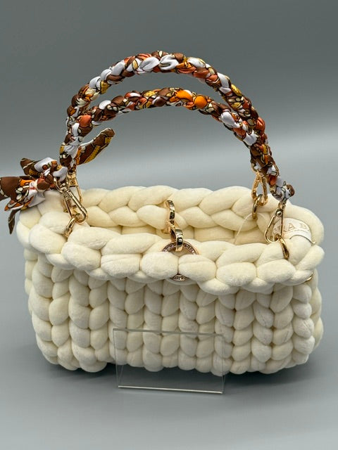 Hera Bag Special Edition Samt in Creme mit geflochtenem Tuchgriff