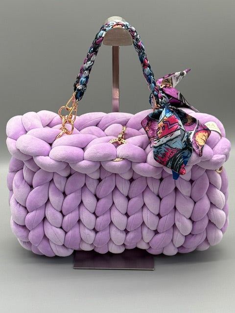 Hera Bag Special Edition Premium Samt in Lavendel mit geflochtenem Tuchgriff