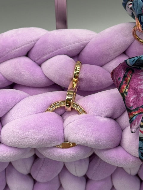 Hera Bag Special Edition Premium Samt in Lavendel mit geflochtenem Tuchgriff
