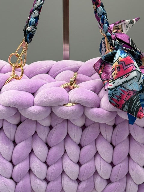 Hera Bag Special Edition Premium Samt in Lavendel mit geflochtenem Tuchgriff