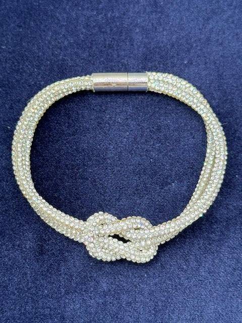 Handgefertigte Hera Armbänder mit Kreuzknoten aus Strassband by Christine Bultmann