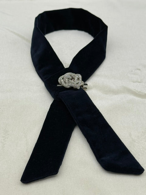 Hera Bag Samtschal in Navy mit Brosche aus Strassband in Silber