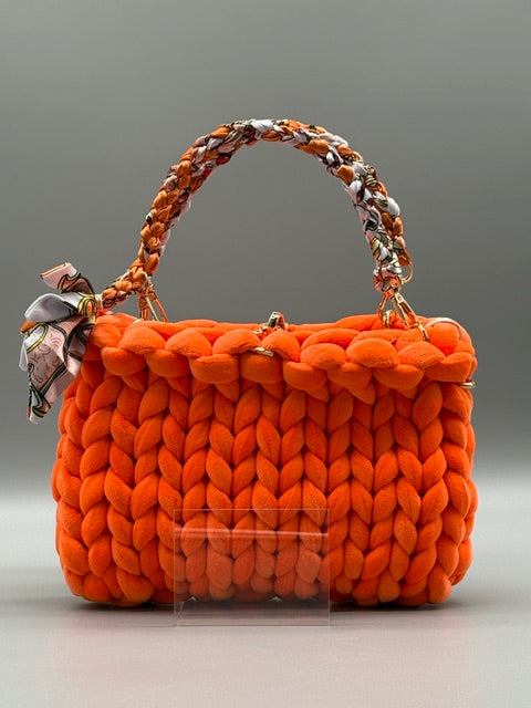 Hera Bag Special Edition Premium Samt in Pastellorange mit geflochtenem Tuchgriff