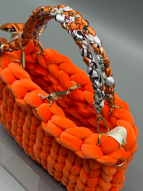 Hera Bag Special Edition Premium Samt in Pastellorange mit geflochtenem Tuchgriff