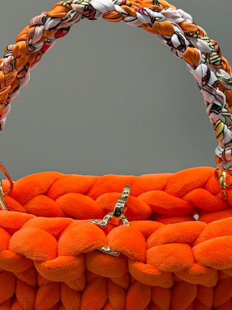 Hera Bag Special Edition Premium Samt in Pastellorange mit geflochtenem Tuchgriff