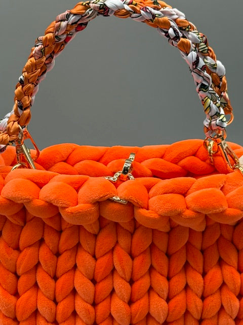 Hera Bag Special Edition Premium Samt in Pastellorange mit geflochtenem Tuchgriff