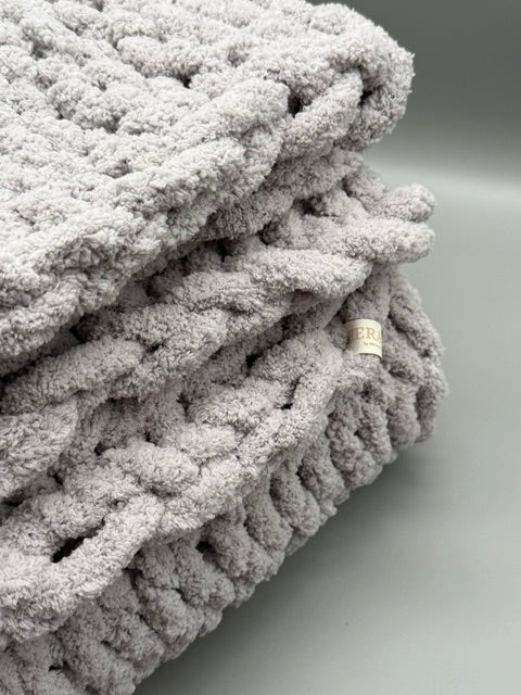 Hera Bag Kuschel-Decke aus Chenille in Hellgrau, Lieferzeit ca. 3-4 Wochen wegen starker Nachfrage