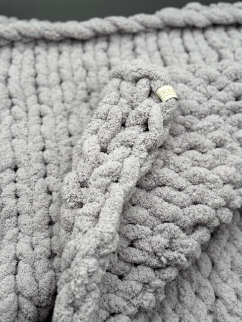 Hera Bag Kuschel-Decke aus Chenille in Hellgrau, Lieferzeit ca. 3-4 Wochen wegen starker Nachfrage