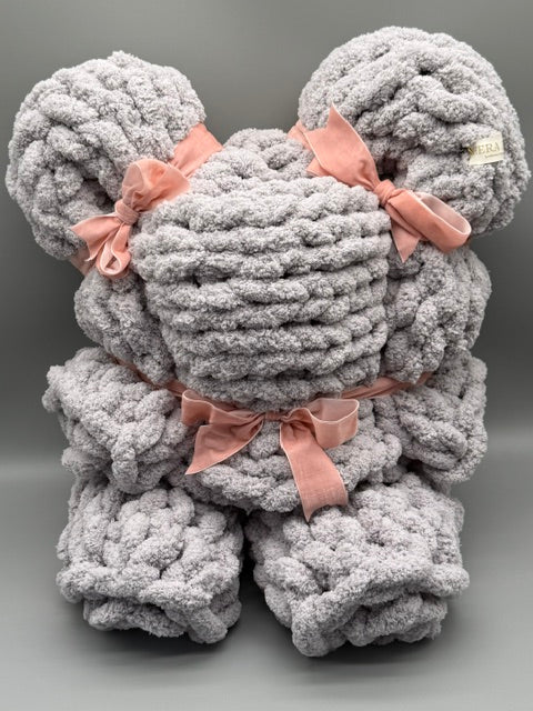 Hera Bag Kuschel-Decke aus Chenille in Delphingrau, Lieferzeit ca. 3-4 Wochen wegen starker Nachfrage