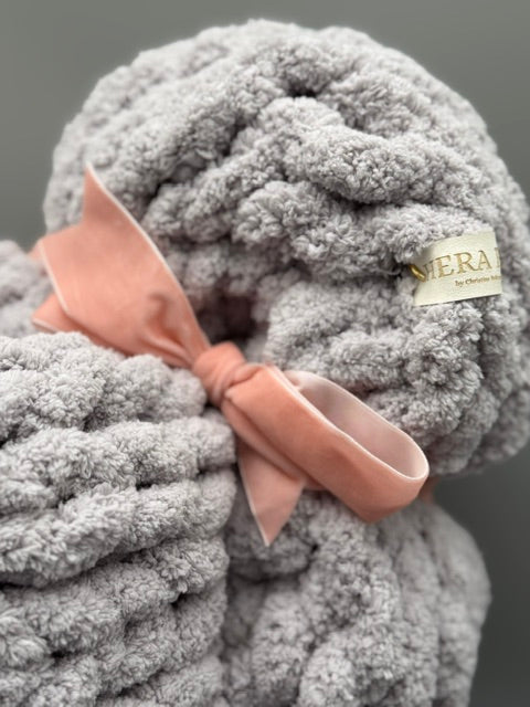 Hera Bag Kuschel-Decke aus Chenille in Delphingrau, Lieferzeit ca. 3-4 Wochen wegen starker Nachfrage