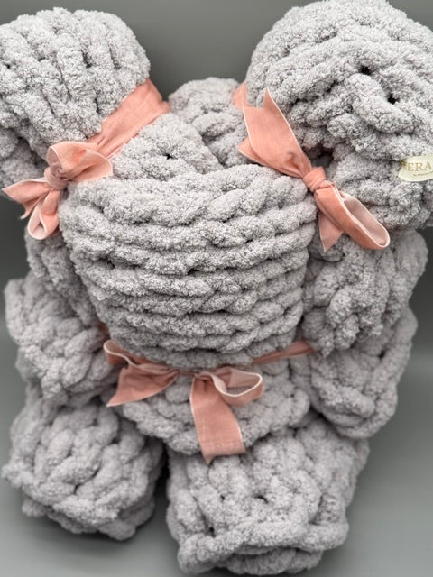 Hera Bag Kuschel-Decke aus Chenille in Delphingrau, Lieferzeit ca. 3-4 Wochen wegen starker Nachfrage