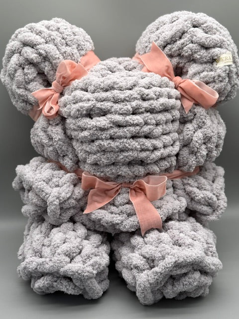 Hera Bag Kuschel-Decke aus Chenille in Delphingrau, Lieferzeit ca. 3-4 Wochen wegen starker Nachfrage