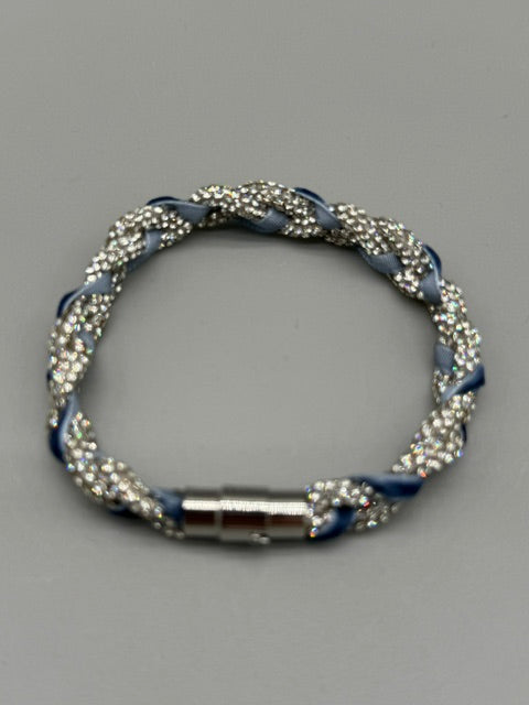 Handgefertigtes Hera Armband aus Strassband mit blauem Samtband by Christine Bultmann