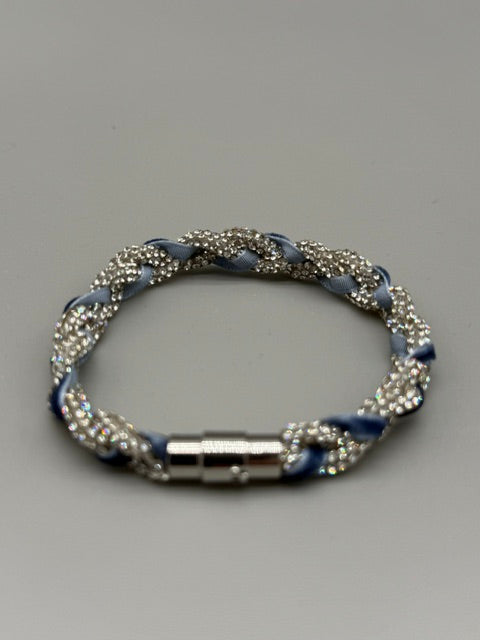 Handgefertigtes Hera Armband aus Strassband mit blauem Samtband by Christine Bultmann