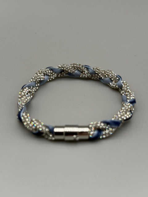 Handgefertigtes Hera Armband aus Strassband mit blauem Samtband by Christine Bultmann